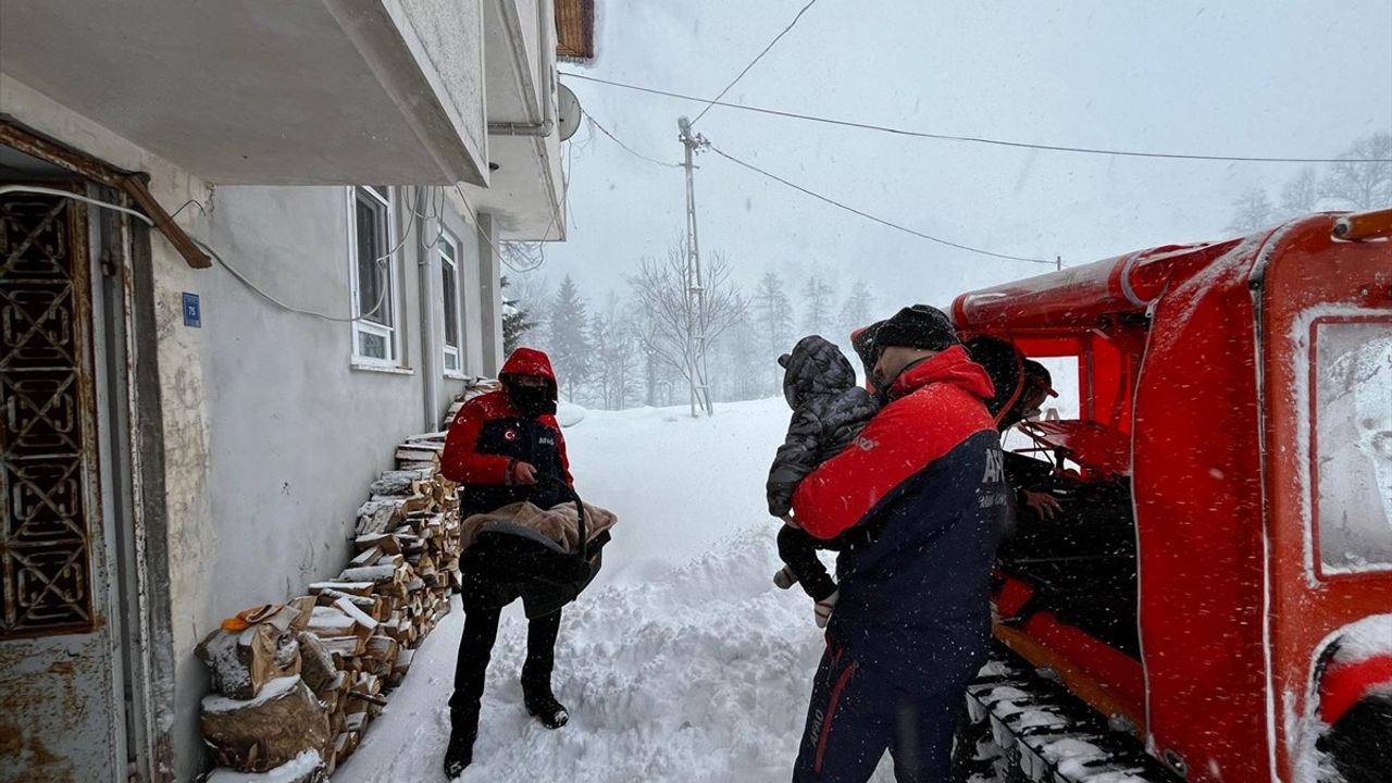Rize'de AFAD Ekipleri İkiz Bebekleri Kurtardı