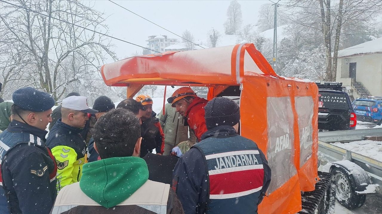 Rize'de AFAD Ekipleri Kapanan Yolda Rahatsızlanan Hastaya Yardım Etti