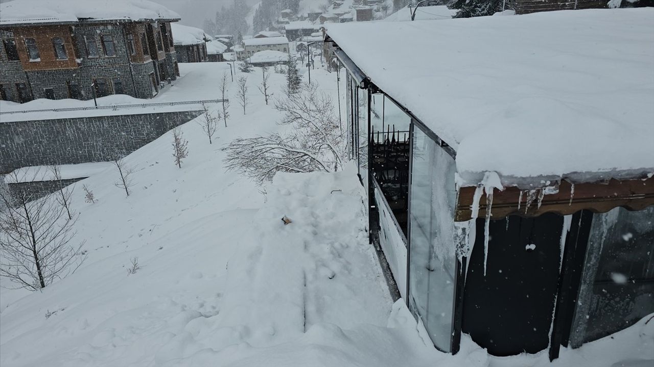 Rize'de Çığ Felaketi: Restoran ve Konteynerler Zarar Gördü