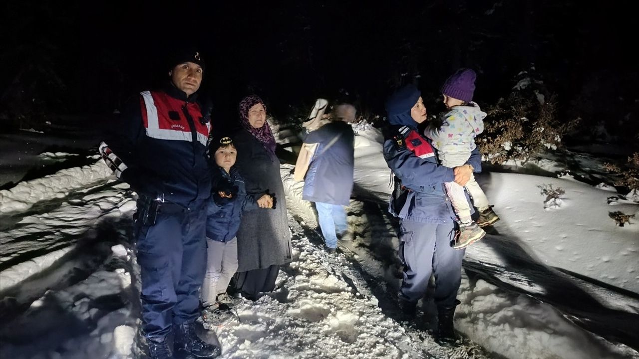 Sakarya'da Kar Yağışı Nedeniyle Mahsur Kalan Aile Kurtarıldı
