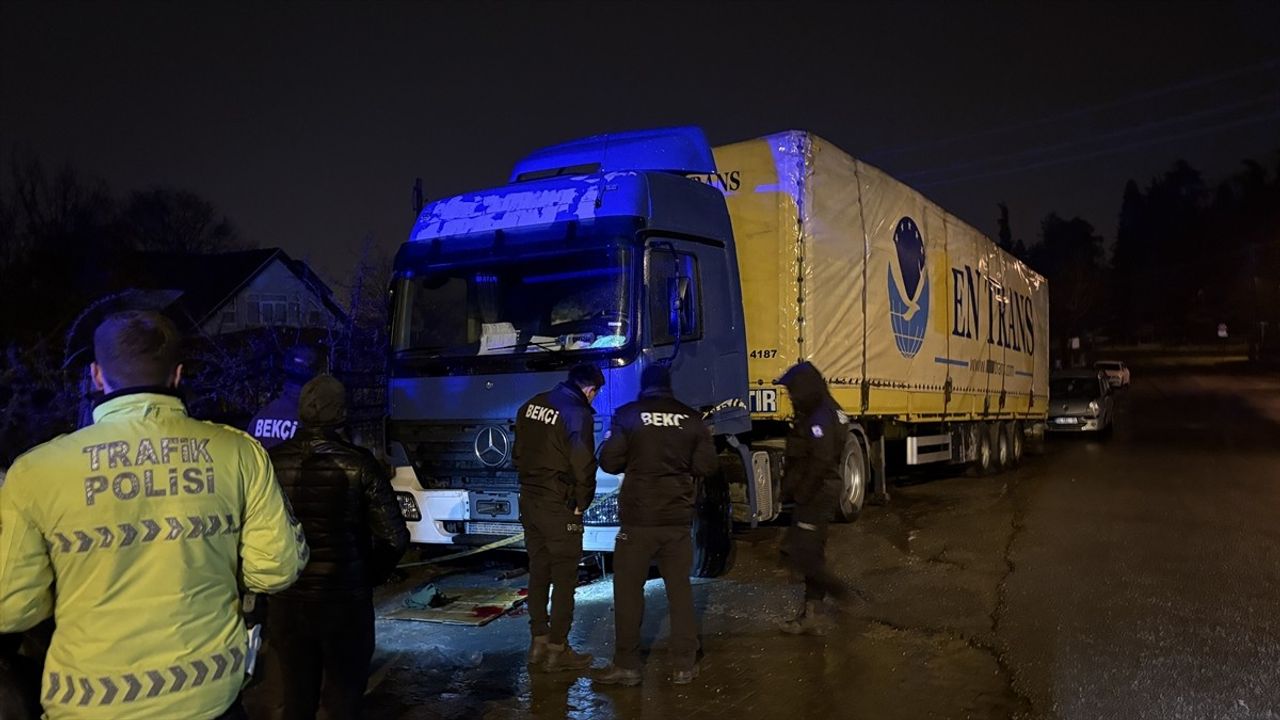 Sakarya'da Tırın Altında Kalan Tamirci Ağır Yaralandı