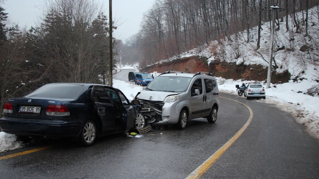 Sakarya'da Trafik Kazası: 5 Yaralı