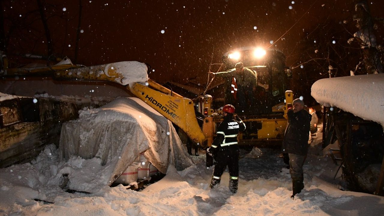 Samsun'da Kar Nedeniyle Çöken Ahırdan Hayvanlar Kurtarıldı