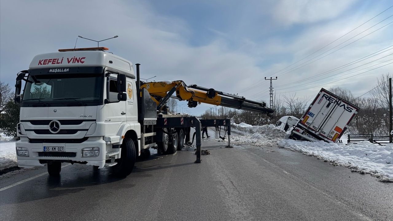 Samsun'da Kar Nedeniyle Devrilen Tır Dört Günde Kurtarıldı