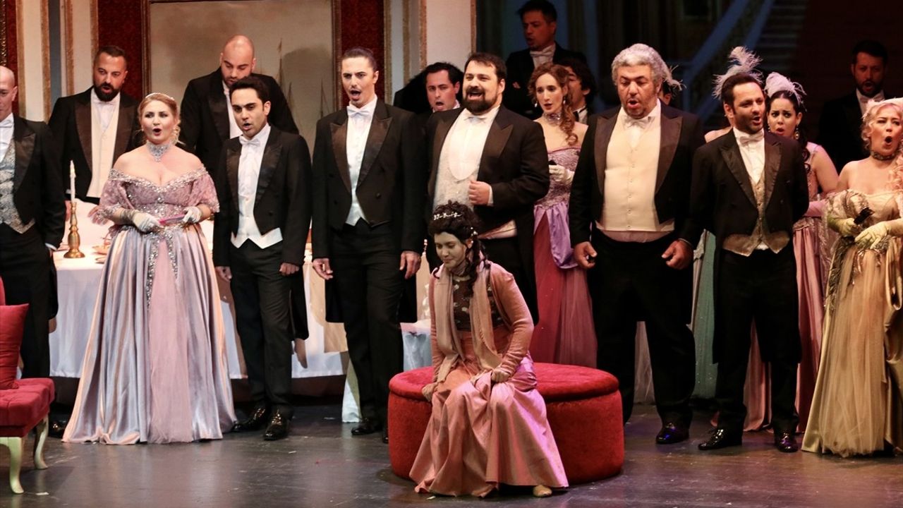 Samsun Devlet Opera ve Balesi 'La Traviata' ile Sanatseverlerle Buluştu