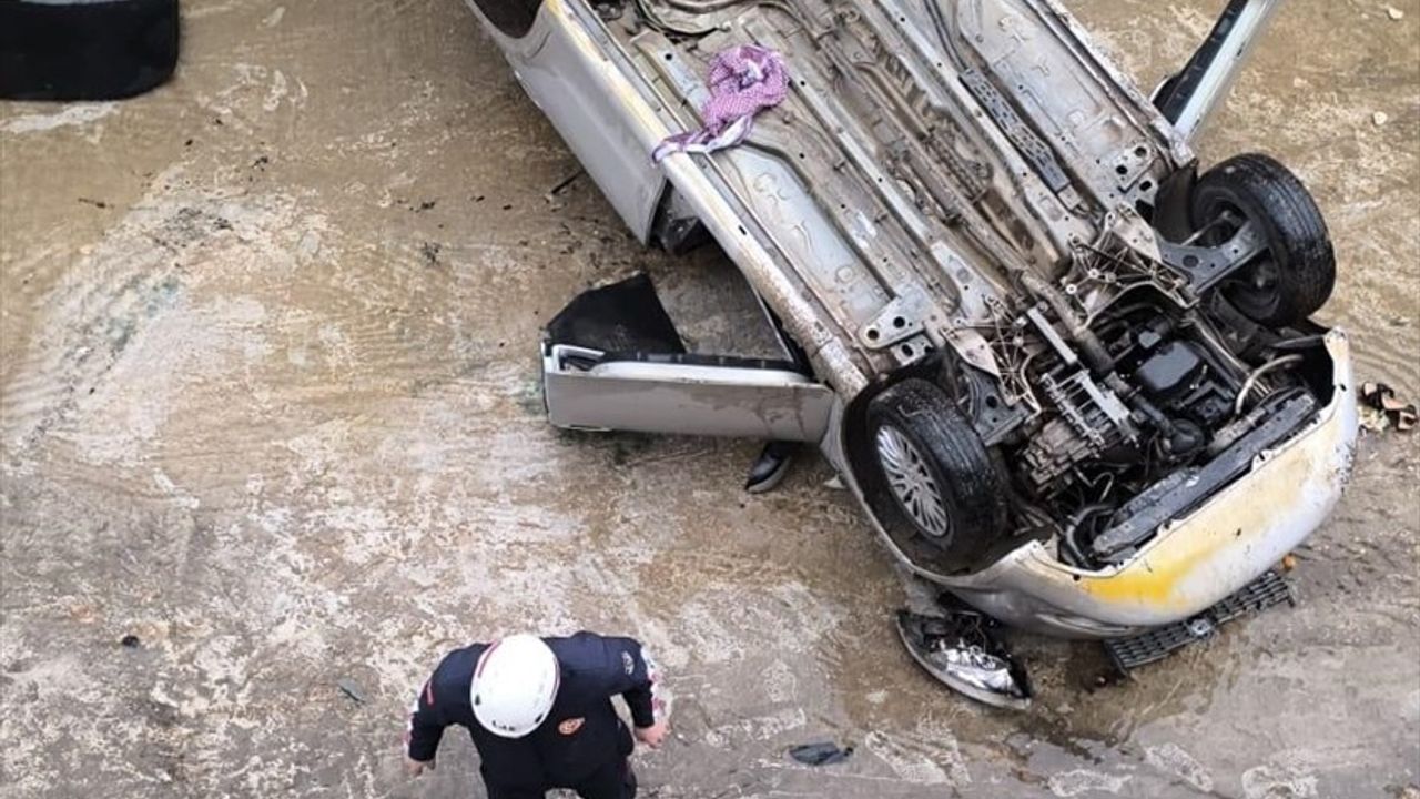 Şanlıurfa'da Dere Yatağına Düşen Otomobilde İki Yaralı