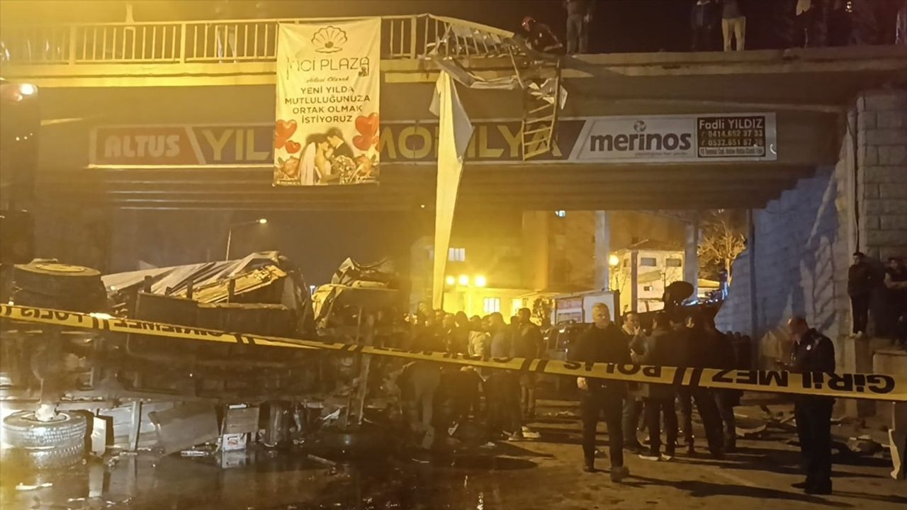 Şanlıurfa'da Kamyonun Üst Geçitten Düşmesi: 3 Ölü, 22 Yaralı