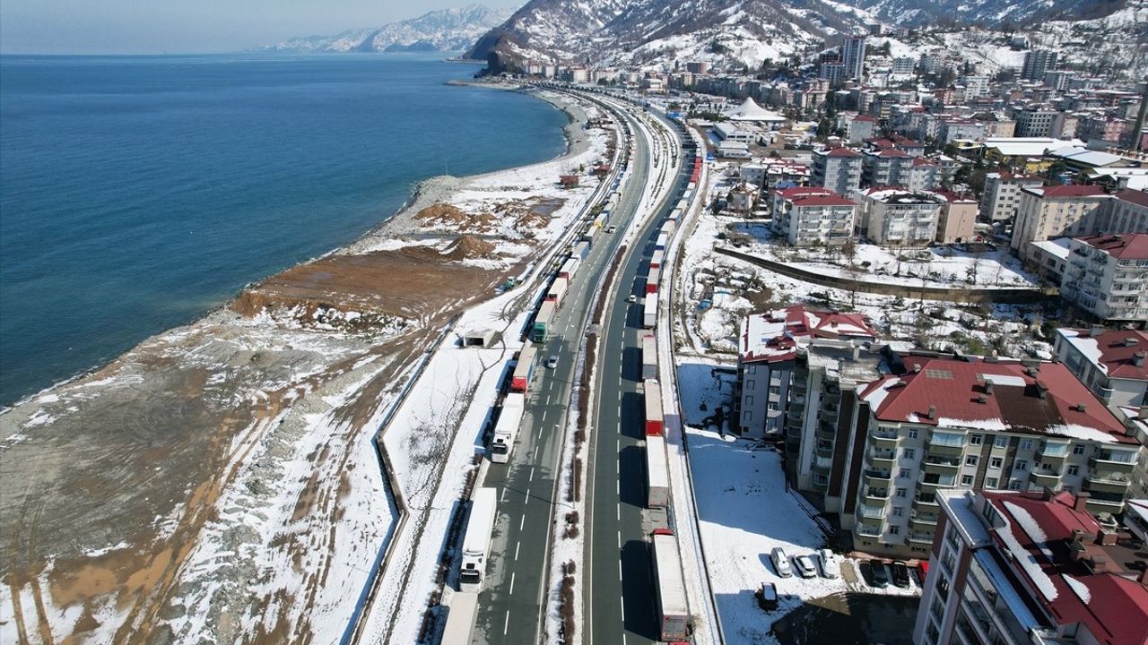 Sarp Sınır Kapısı'nda Tır Yoğunluğu: Gürcistan Sınırlı Geçişlere İzin Veriyor