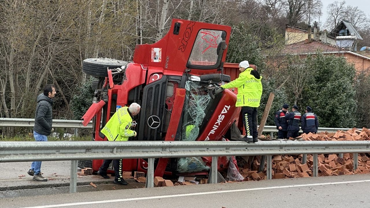 Sinop'ta Tuğla Yüklü Kamyonun Devrilmesi Sonucu Sürücü Yaralandı