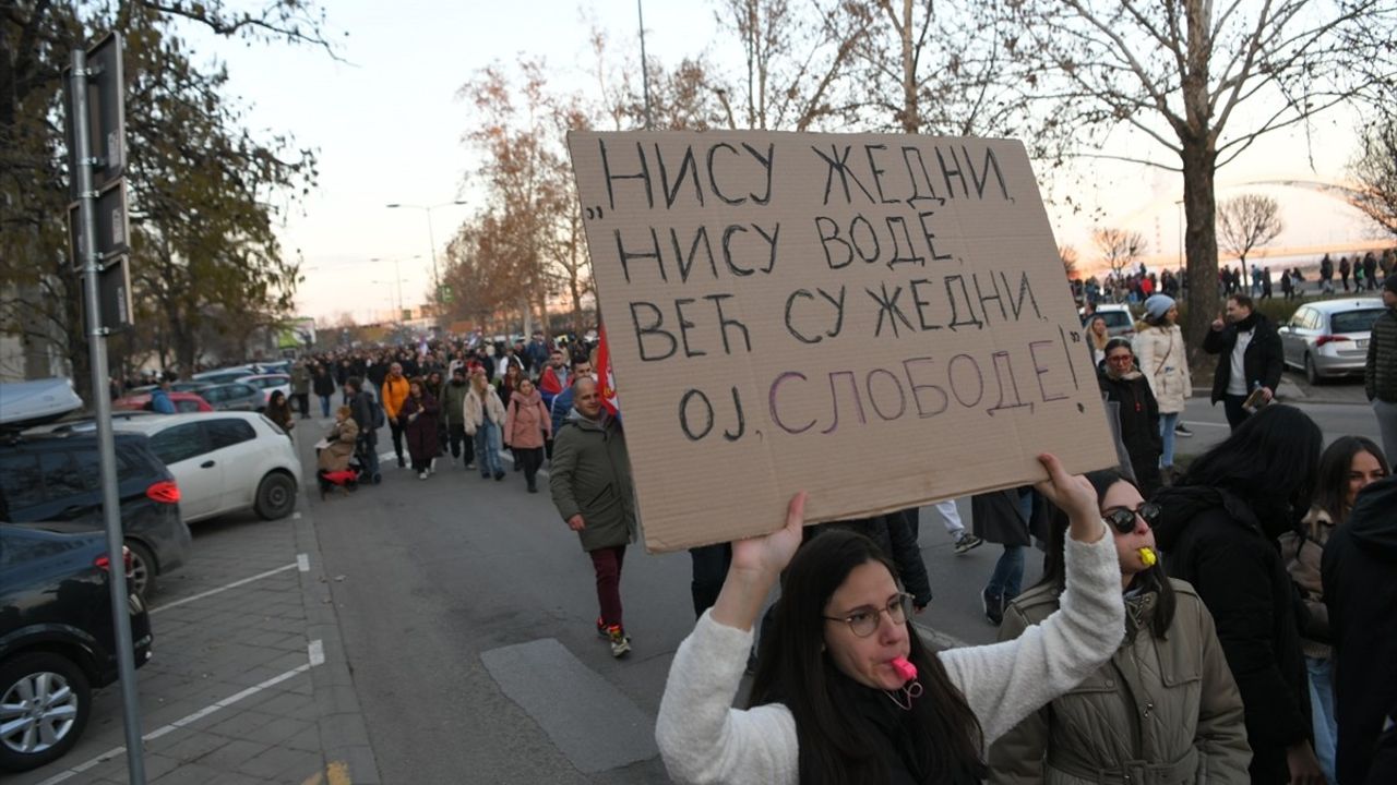 Sırbistan'da Öğrenciler Kazayı Protesto Ediyor