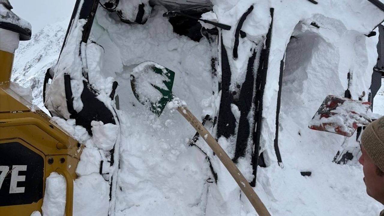 Şırnak'ta Çığ Felaketi: İş Makinesi Mahsur Kaldı