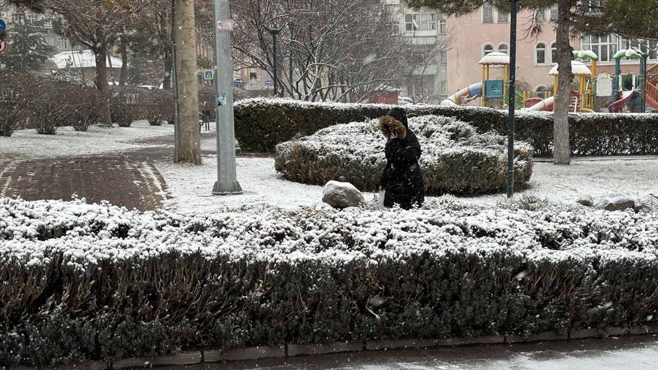 Sivas, Niğde ve Kayseri'de Kar Yağışı Etkisini Sürdürüyor
