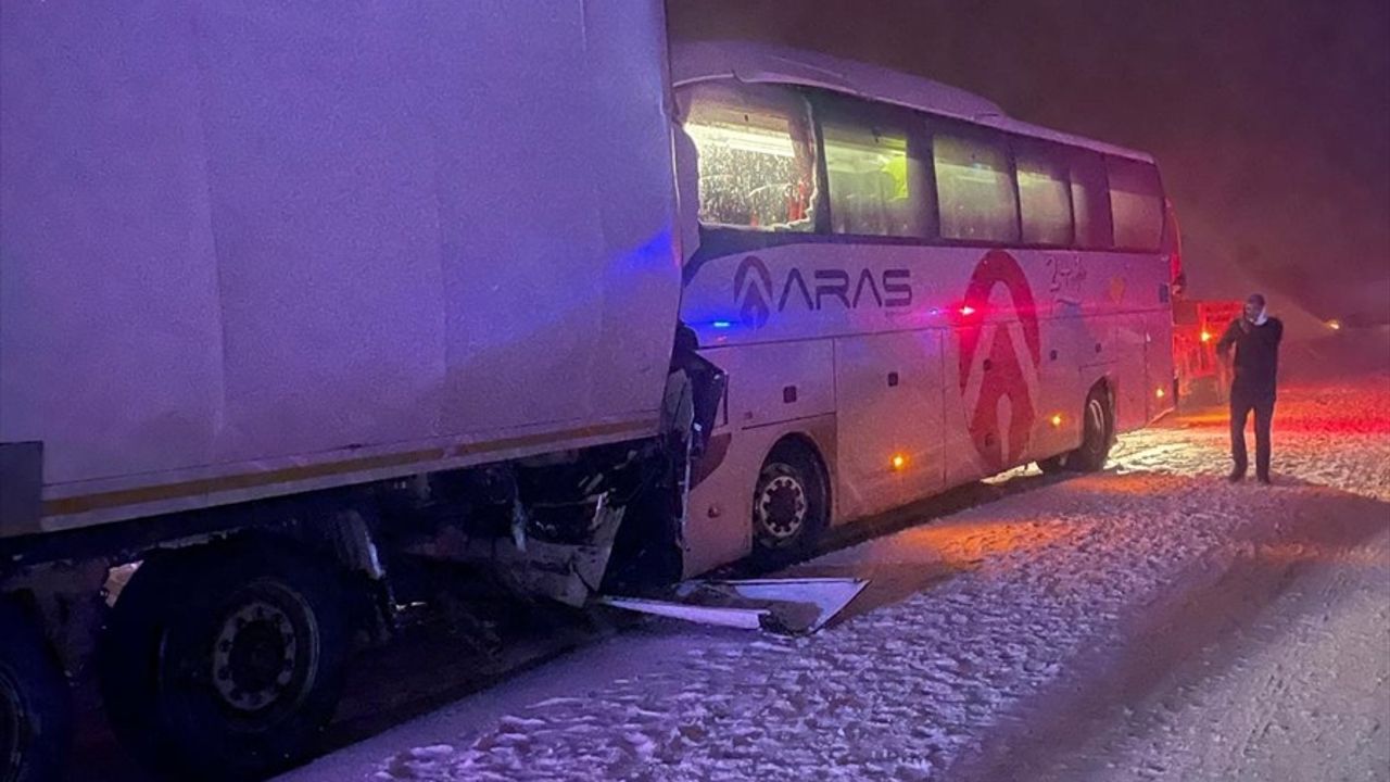 Sivas'ta Otobüs Tıra Çarpınca 25 Yaralı