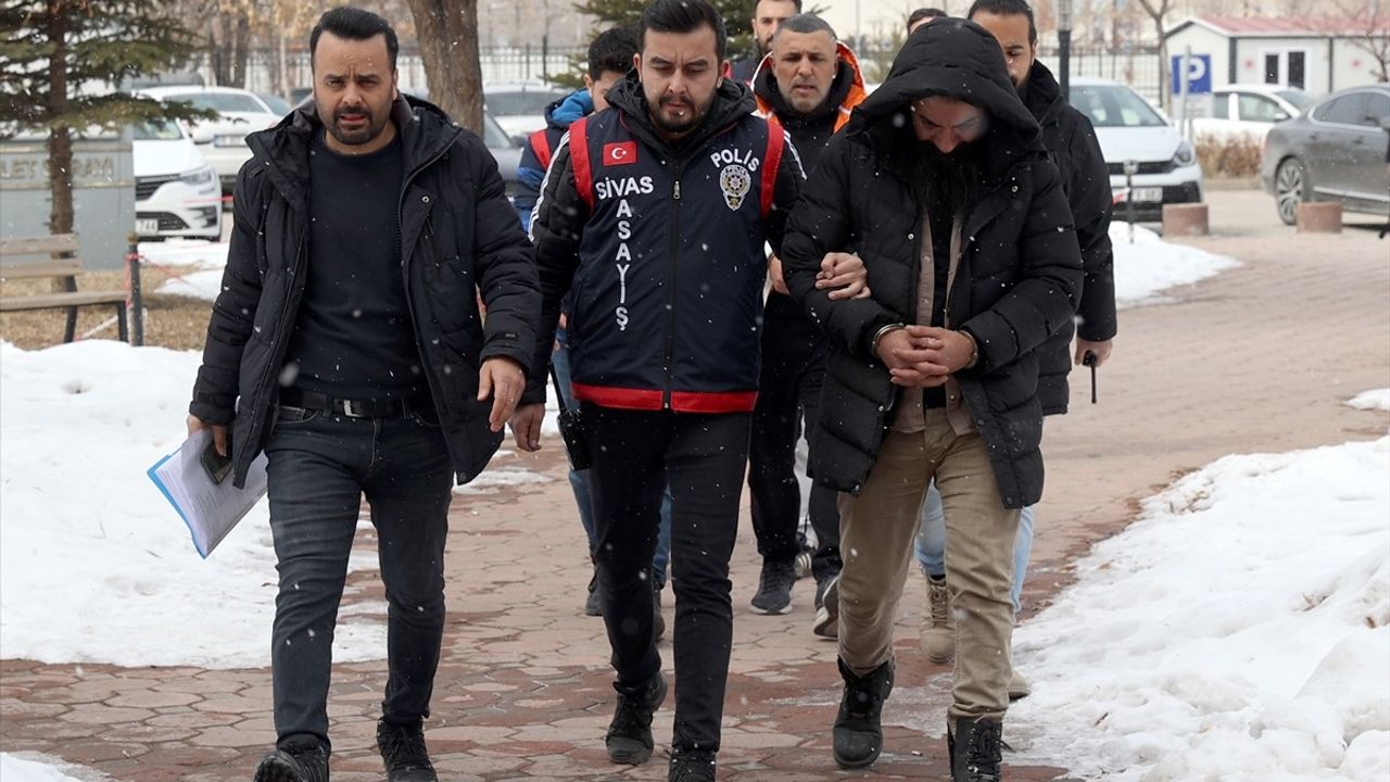 Sivas'ta Silah Kaçakçılığı Operasyonu: 4 Zanlı Yakalandı