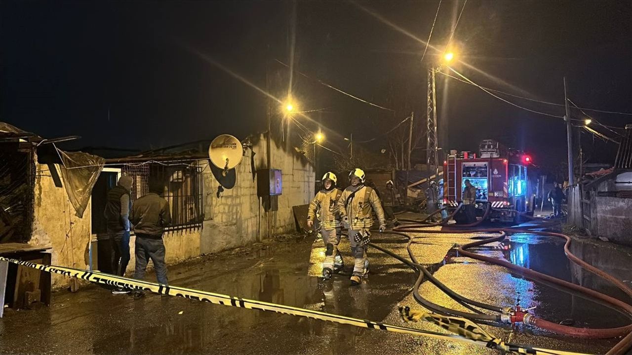 Sultangazi'de Gecekondudan Atölyeye Sıçrayan Yangın Kontrol Altına Alındı