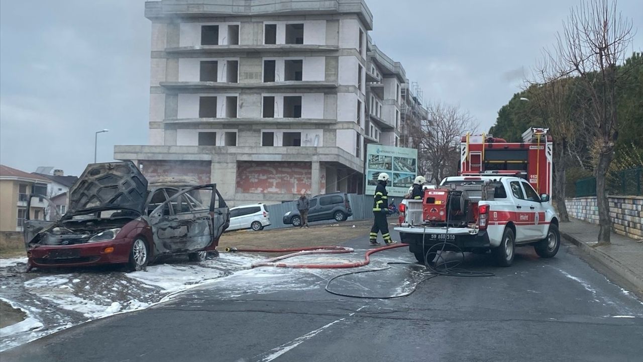 Tekirdağ'da Seyir Halindeki Otomobil Yandı