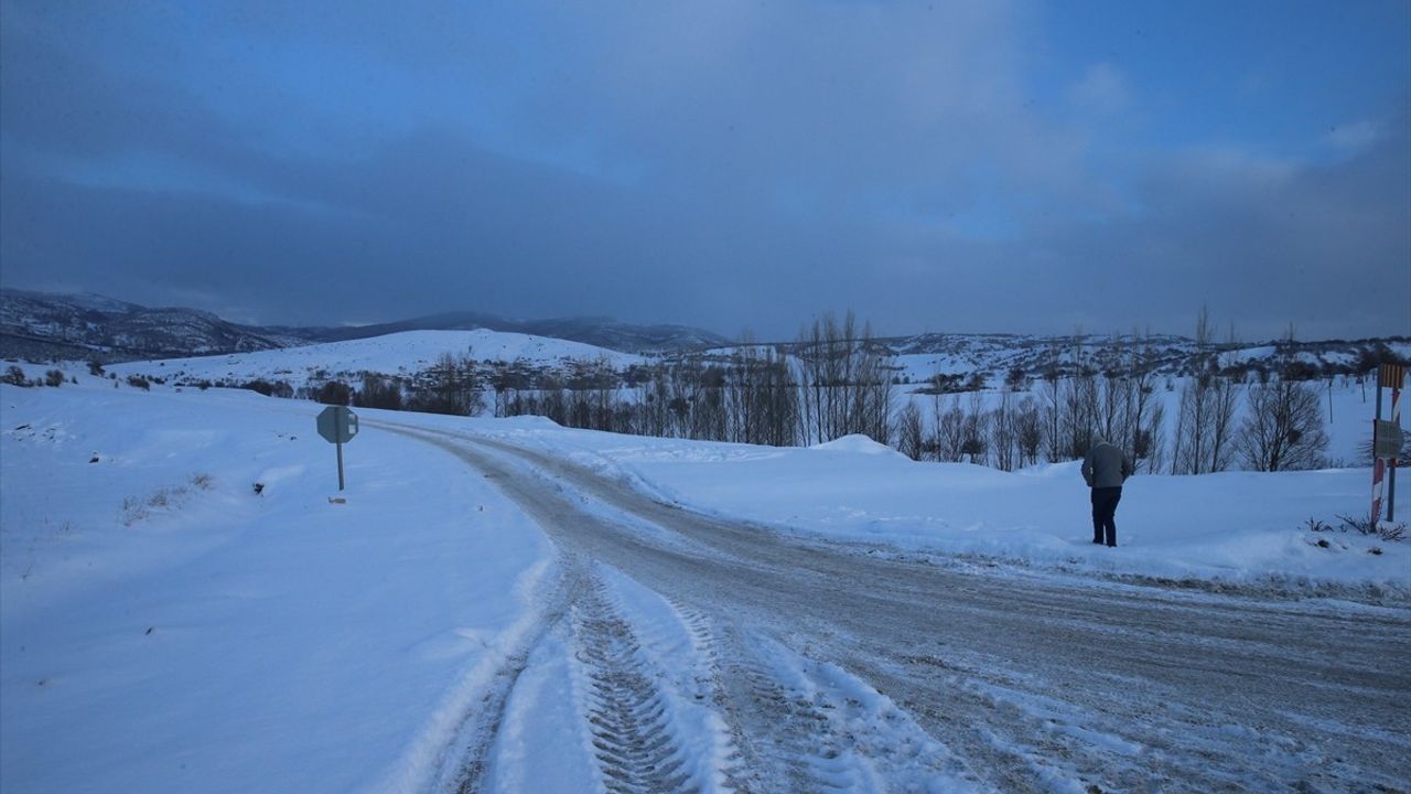 Tokat-Sivas Kara Yolunda Kar Yağışı Etkili Olmaya Devam Ediyor