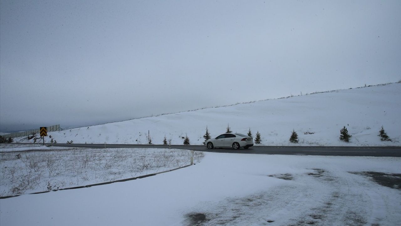 Tokat-Sivas Karayolunda Kar Yağışı Etkili Oluyor