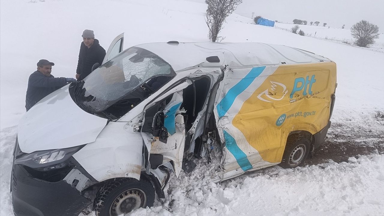 Tokat'ta Yük Treni Minibüse Çarptı