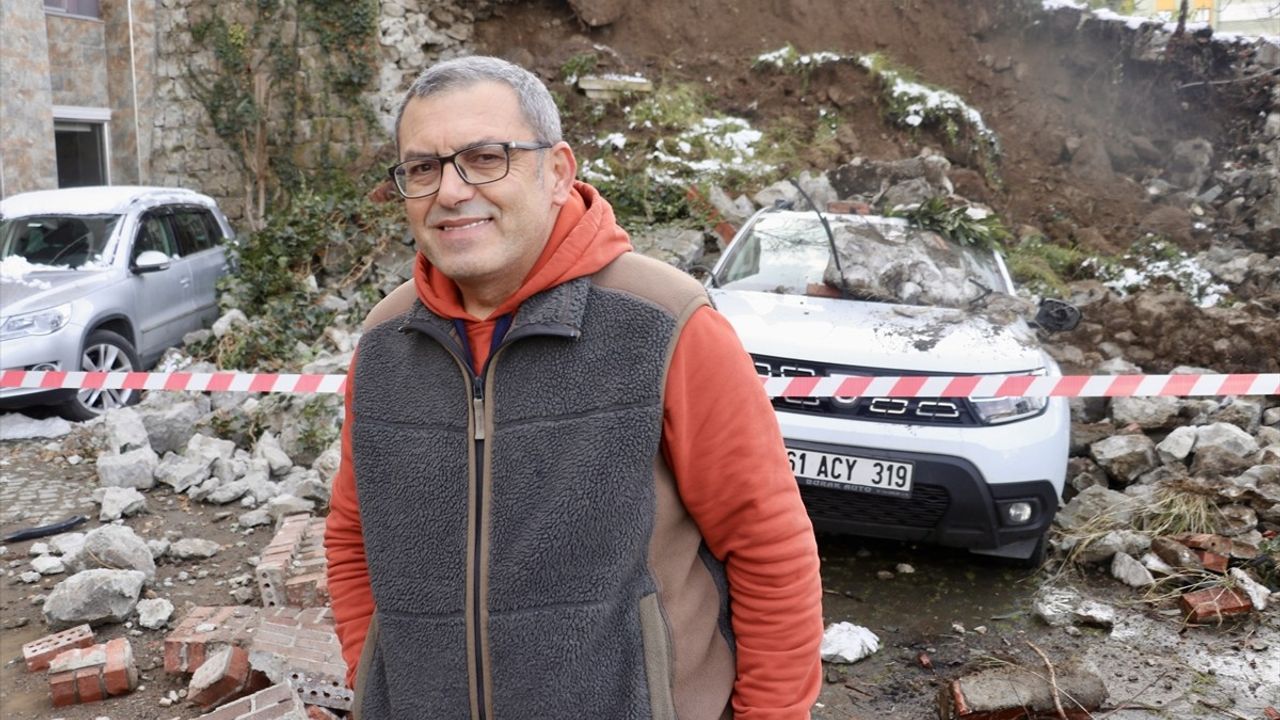 Trabzon'da İstinat Duvarı Çöktü: Sürücü Saniyelerle Kurtuldu