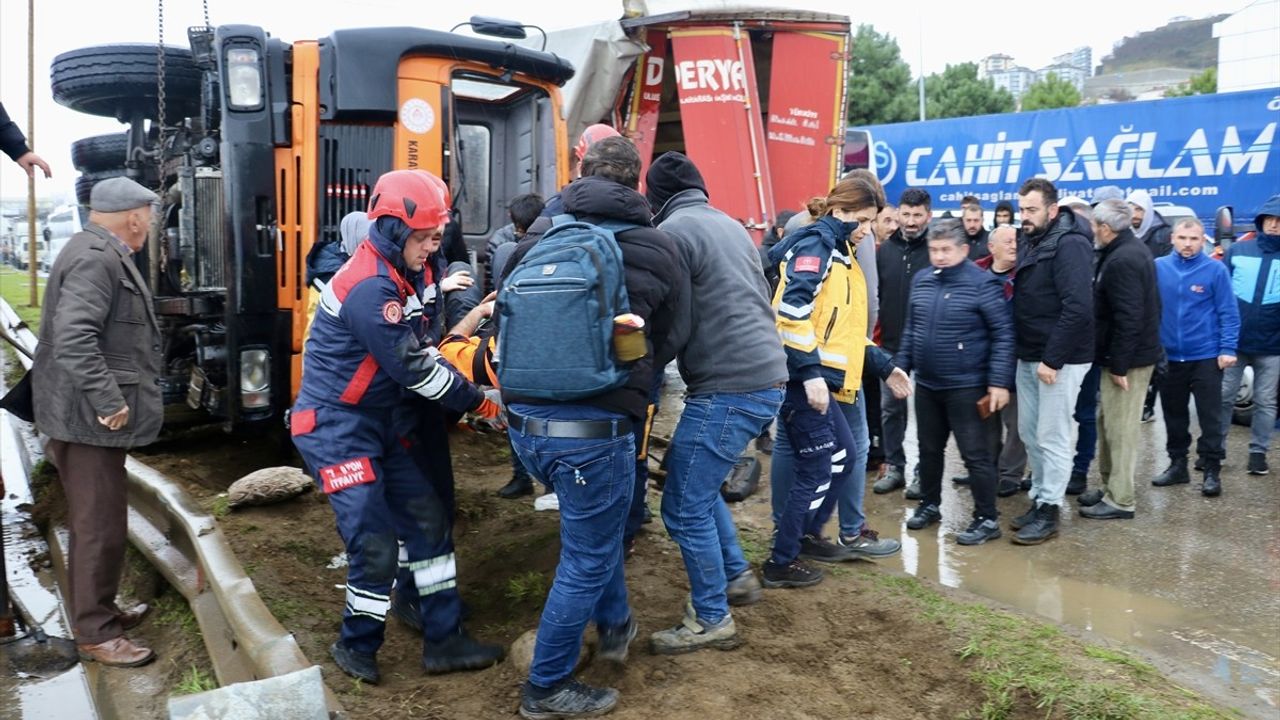 Trabzon'da Yol Süpürme Aracı Devrildi: Bir İşçi Yaralandı