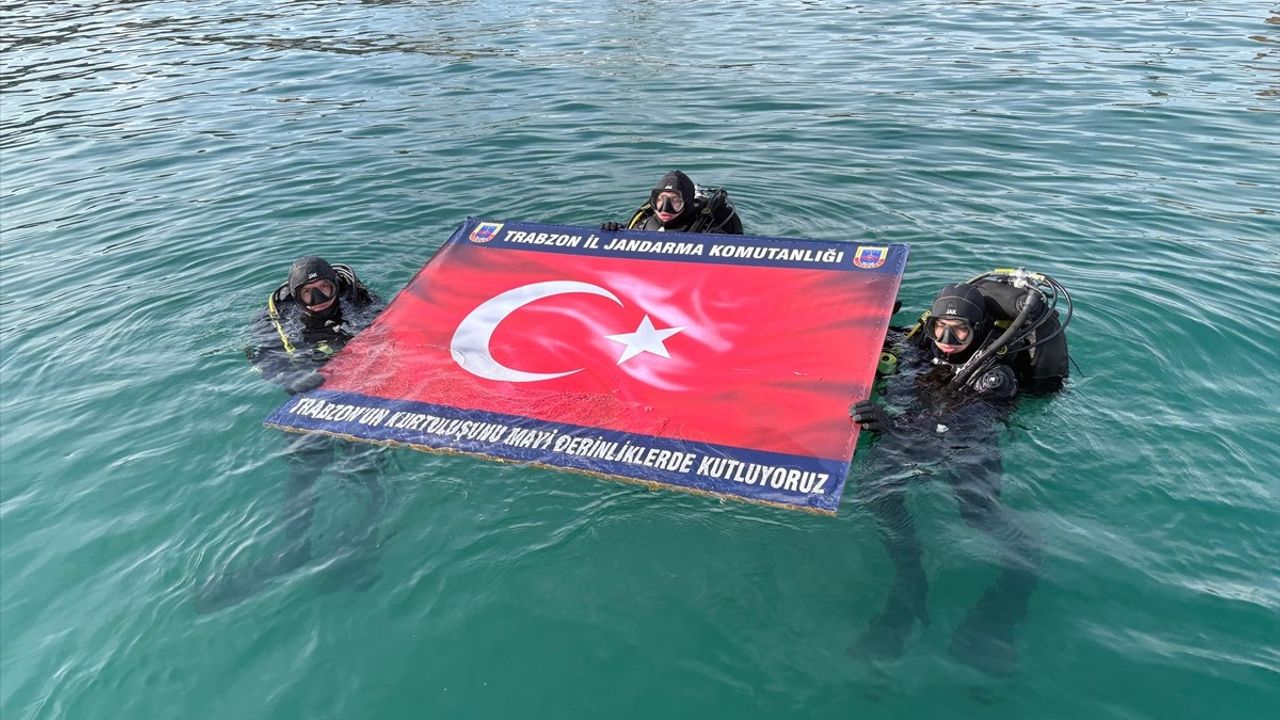 Trabzon'un Kurtuluşu Su Altında Kutlandı