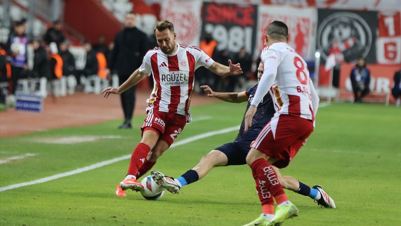 Trendyol Süper Lig'de Gol Olmadı: Antalyaspor ve Başakşehir Beraberlikte Karşılaştı