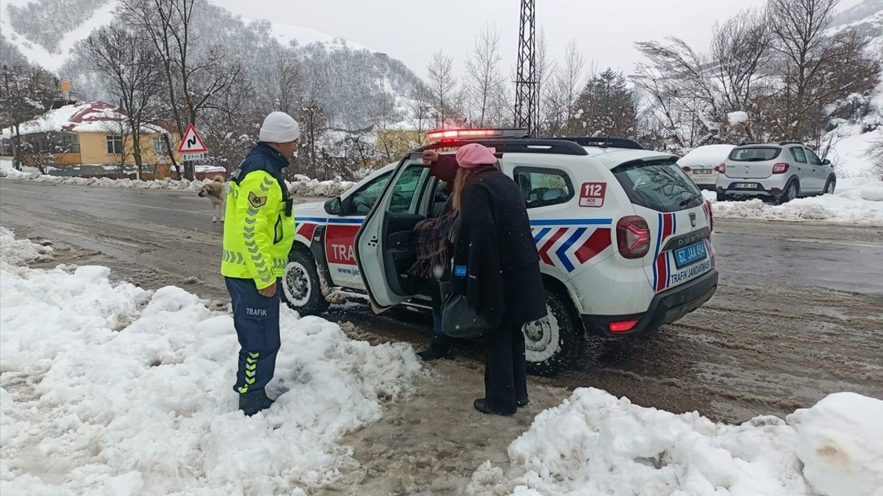 Tunceli'de Jandarma, Kardan Kapalı Yolda Rahatsızlanan Kadını Hastaneye Ulaştırdı