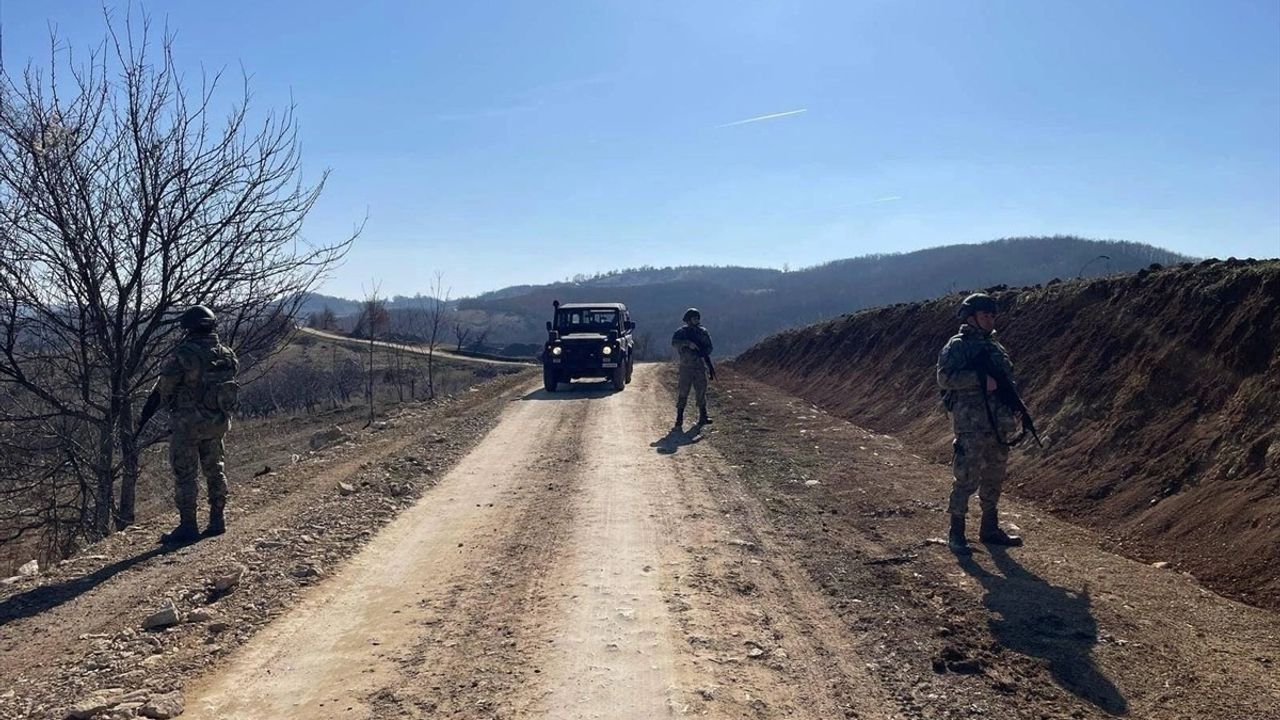 Türk Askeri Kosova'da Güvenliği Sağlamak İçin Devriye Geziyor