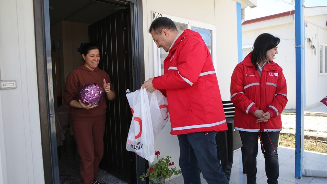 Türk Kızılay'dan Hatay'daki Yetim Çocuklara Oyuncak Desteği