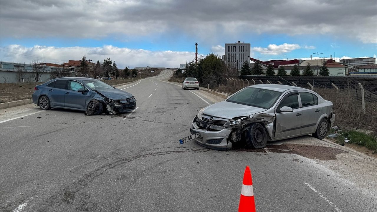 Uşak'ta Trafik Kazası: İki Sürücü Yaralandı