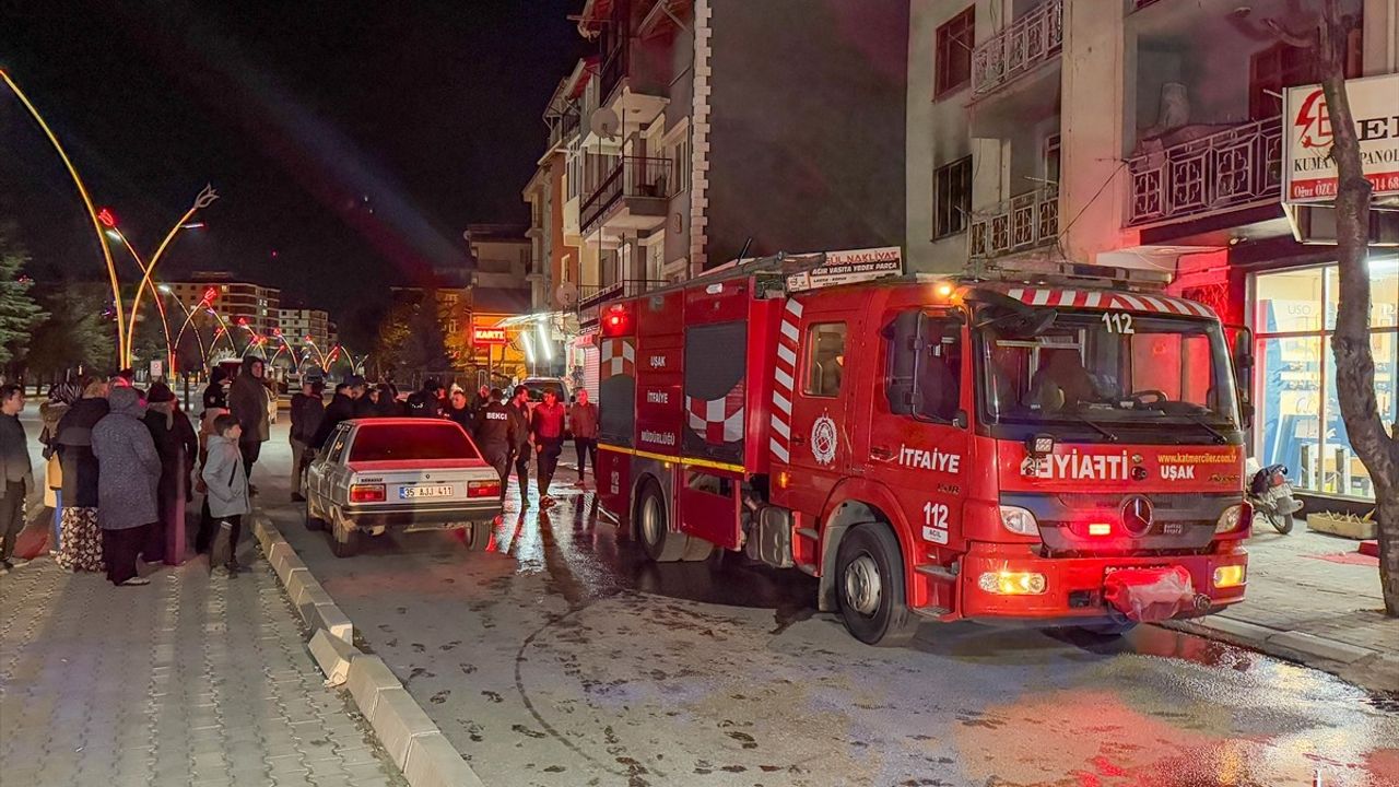 Uşak'ta Yangın Paniği: İki Kişi Dumandan Etkilendi