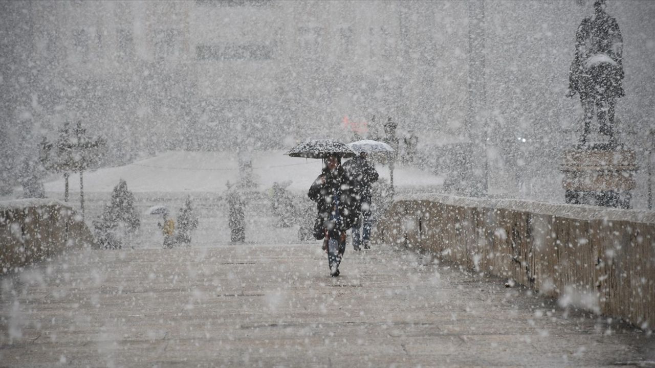 Üsküp'te Kar Yağışı Etkili Oldu