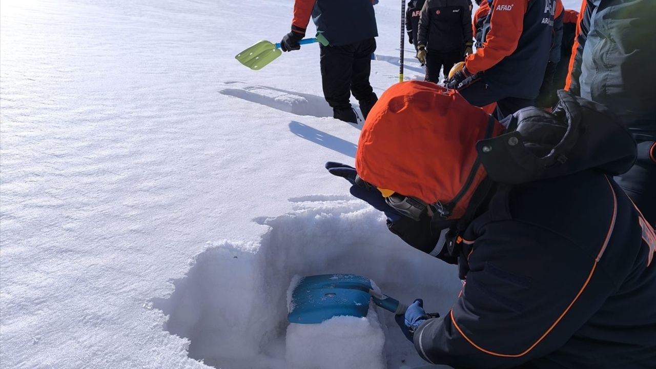 Van'da Çığda Arama Kurtarma Eğitimleri Devam Ediyor