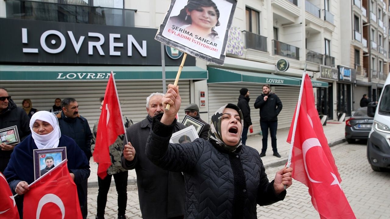 Van'da Kaybolan Çocuklar İçin Ailelerin Eylemleri Devam Ediyor