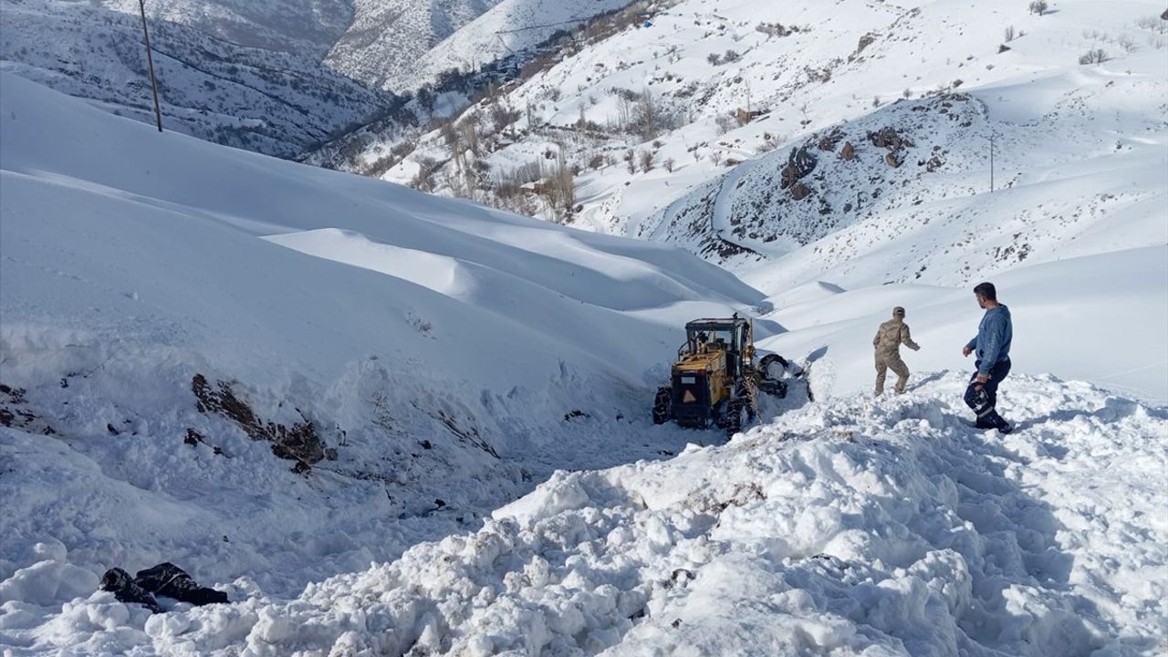 Van'da Kaza Geçiren İş Makinesi Operatörü Helikopterle Hastaneye Ulaştırıldı