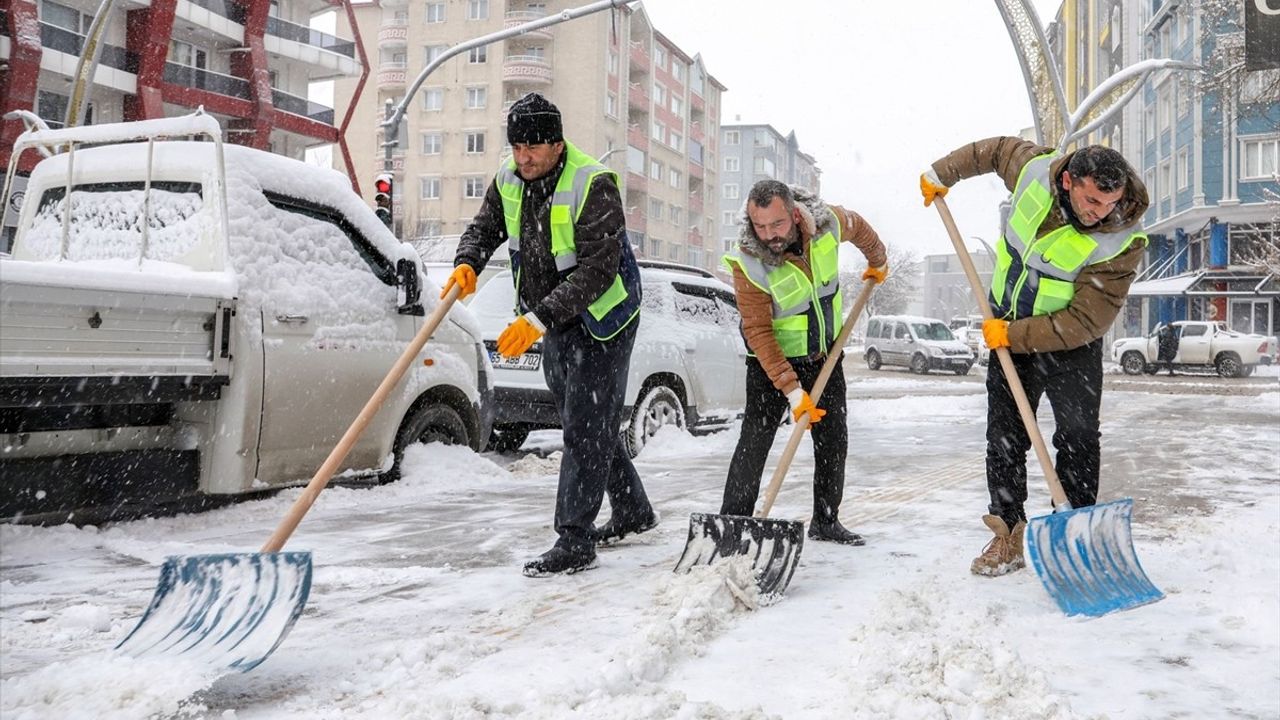 Van, Hakkari, Muş ve Bitlis'te Yoğun Kar Yağışı Ulaşımı Olumsuz Etkiliyor