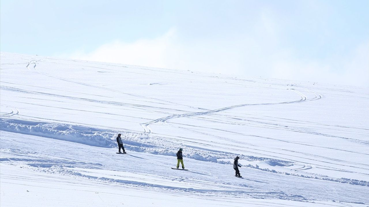 Yalnızçam Kayak Merkezi'nde Hafta Sonu Yoğunluğu
