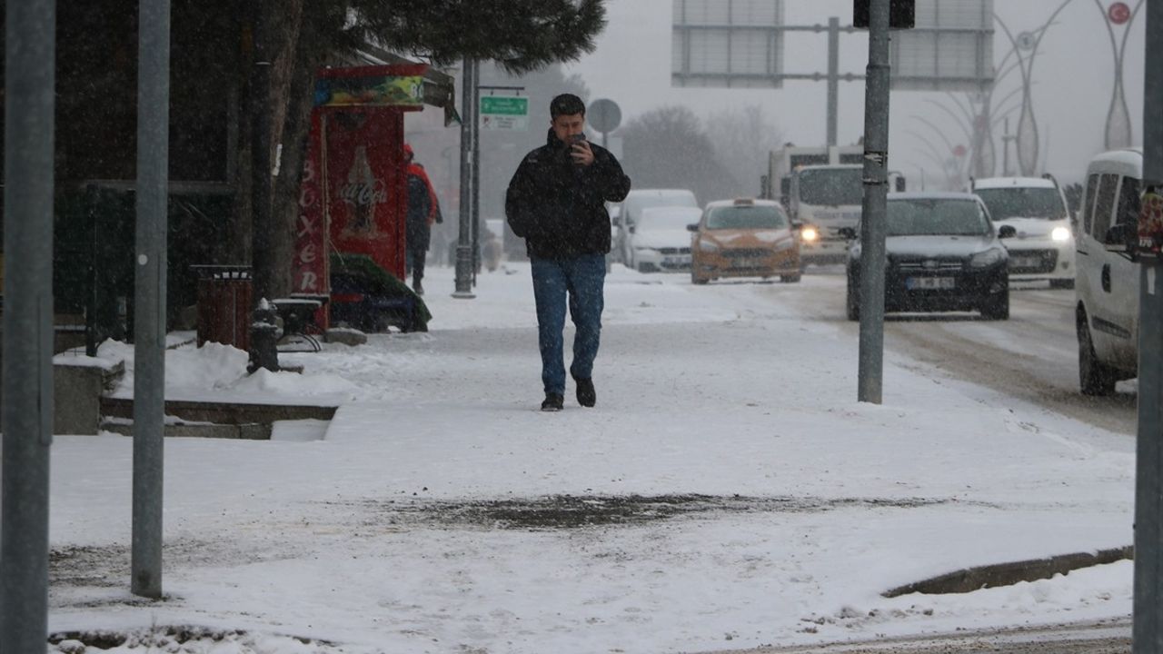 Yozgat'ta Kar Yağışı Hayatı Olumsuz Etkiliyor