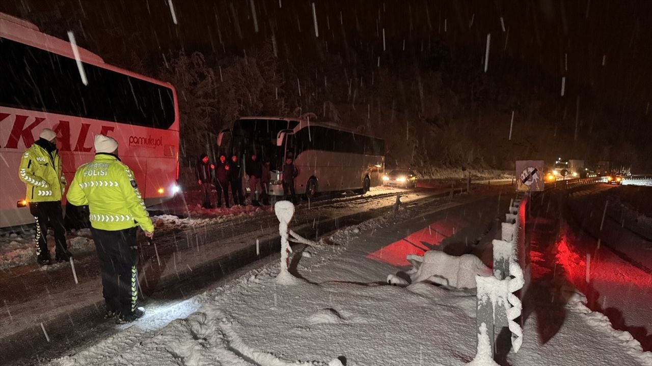 Zonguldak'ta Kar Yağışı Ulaşımı Taksir Ediyor