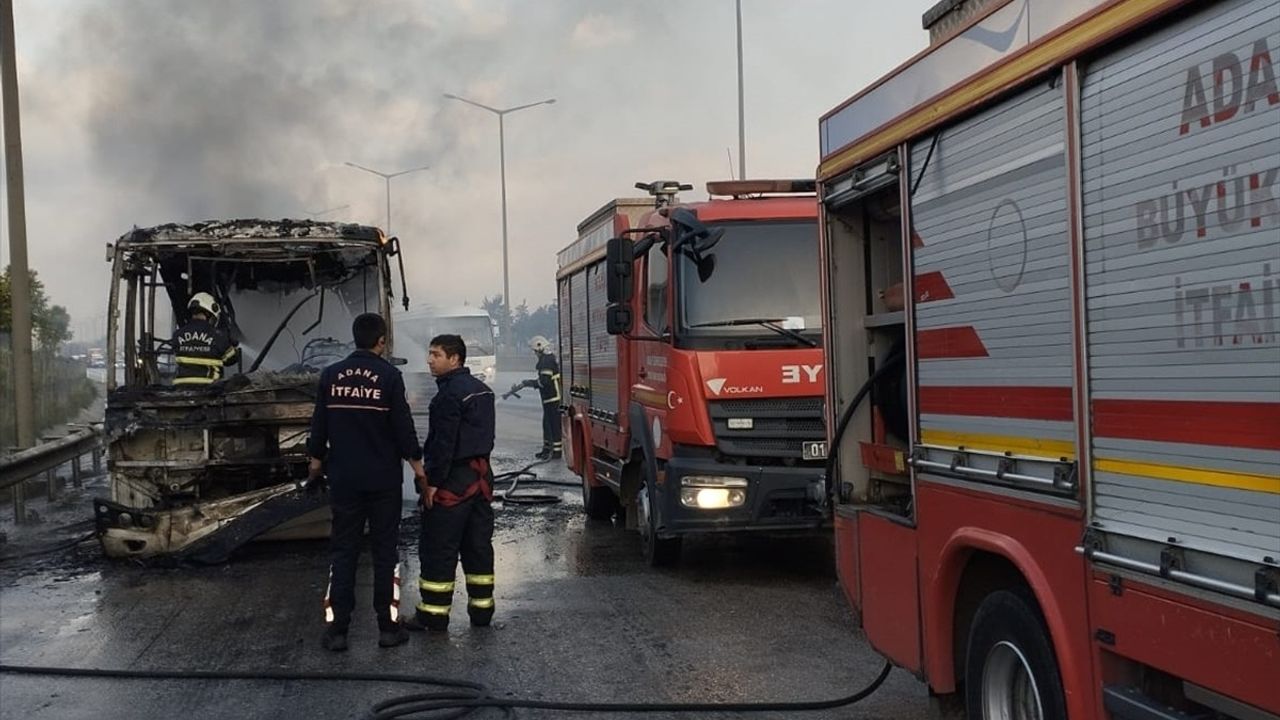 Adana'da Özel Halk Otobüsünde Yangın Çıktı