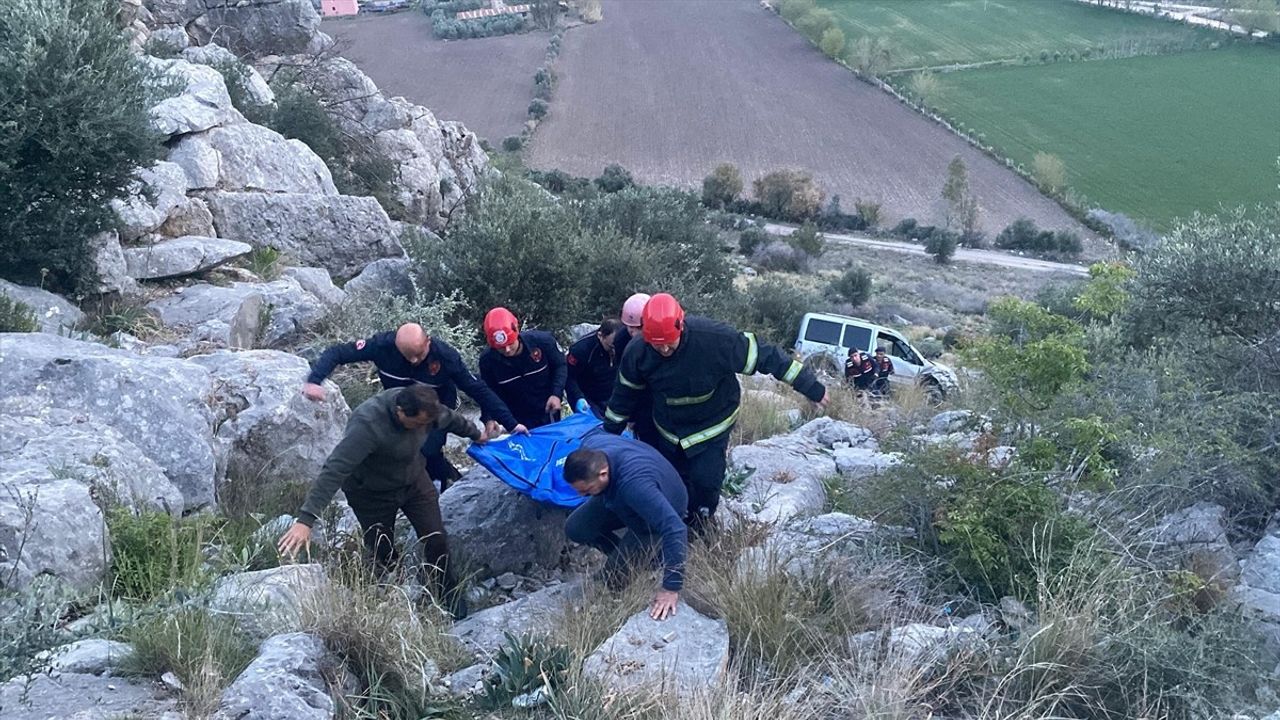 Adana'da Uçuruma Devrilen Araç Kazası: Sürücü Hayatını Kaybetti