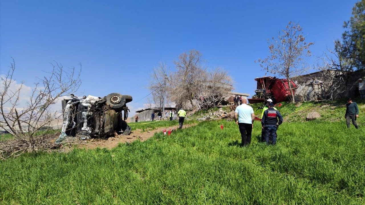 Adıyaman'da Kum Yüklü Kamyon Kazası: 1 Ölüm, 1 Yaralı