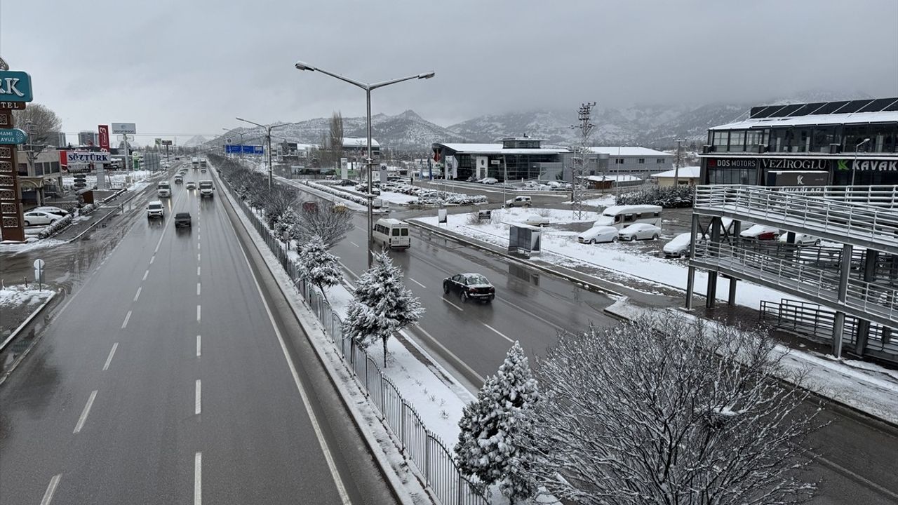 Afyonkarahisar'da Kar Yağışı Etkisini Gösterdi