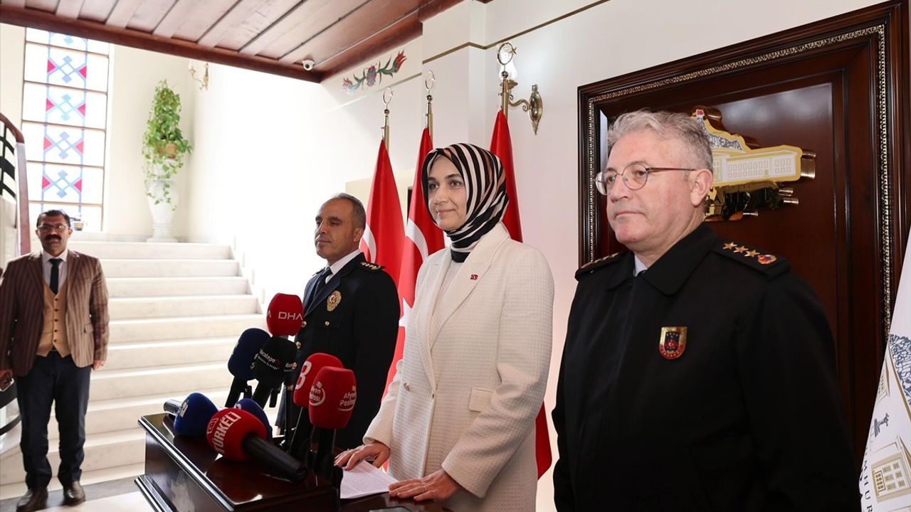 Afyonkarahisar'da Tefecilik Operasyonu: 4 Zanlı Tutuklandı
