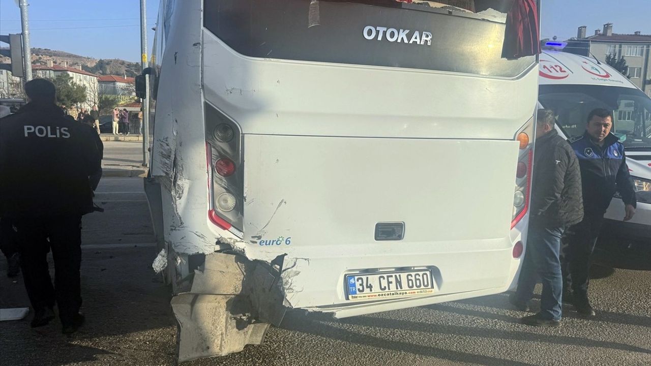 Afyonkarahisar'da Tır ve Tur Otobüsü Çarpıştı: 5 Yaralı