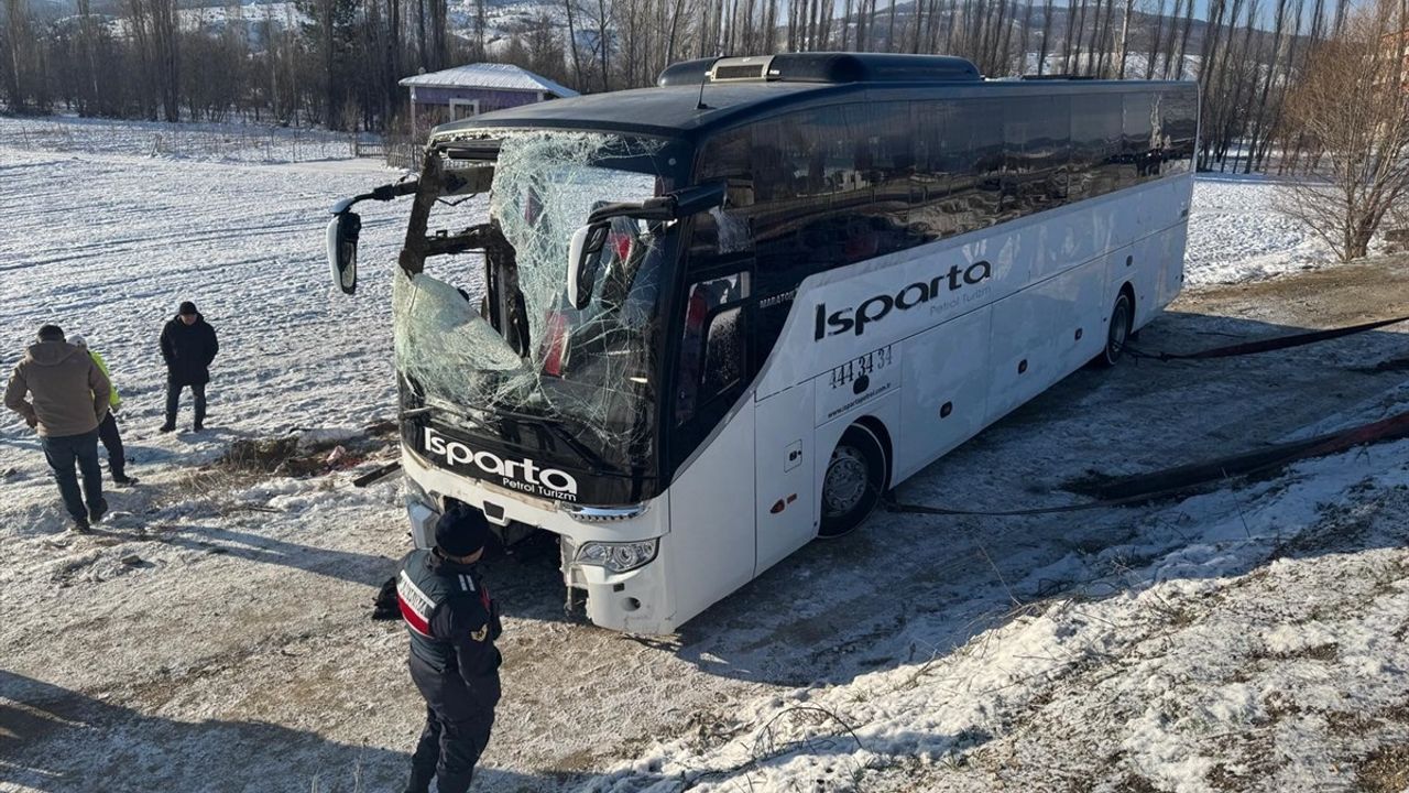 Afyonkarahisar'da Yolcu Otobüsü Devrildi: Bir Ölü, Yirmi Beş Yaralı