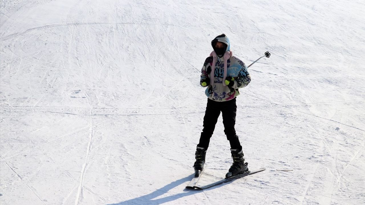 Ağrı Spor Lisesi Öğrencileri Kayak Eğitimi Alıyor