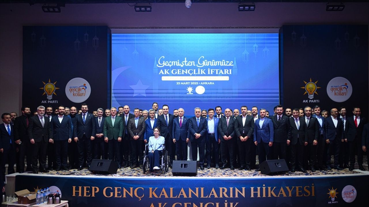 AK Gençlik İftarı'nda Kritik Mesajlar