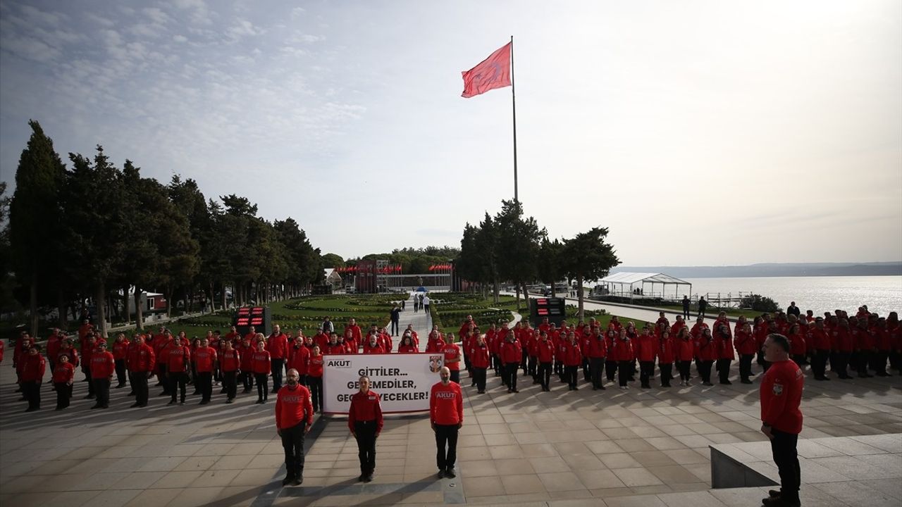 AKUT, Gelibolu Yarımadası'nda Şehitleri Anmak İçin Yürüyüş Düzenledi